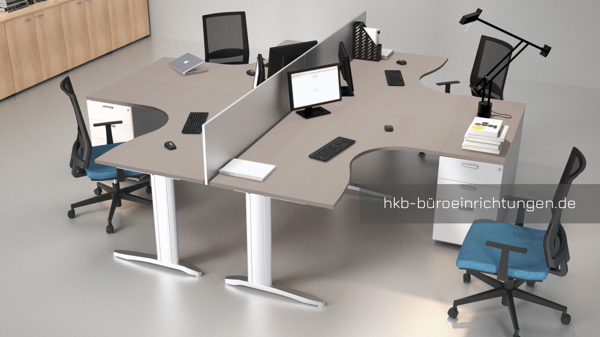 Büromöbel München Winkelkombination - Arbeitsplatz in Ahorn Dekor Schreibtisch - Tischbeine in silber lackiert mit Kabelkanal